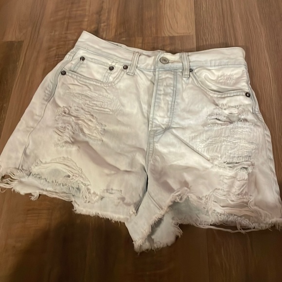 AEO 90’s Boyfriend Distressed Shorts 🤍 - Picture 9 of 17